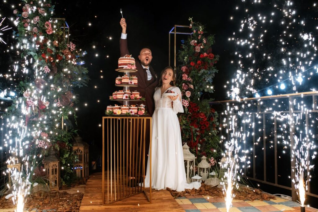 Esküvői torta tűzijátékkal
