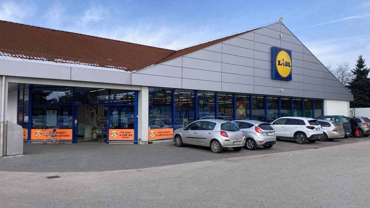 Megszűnik a tűzij&aacute;t&eacute;k-&aacute;rus&iacute;t&aacute;s a Lidl parkol&oacute;iban 2026-t&oacute;l