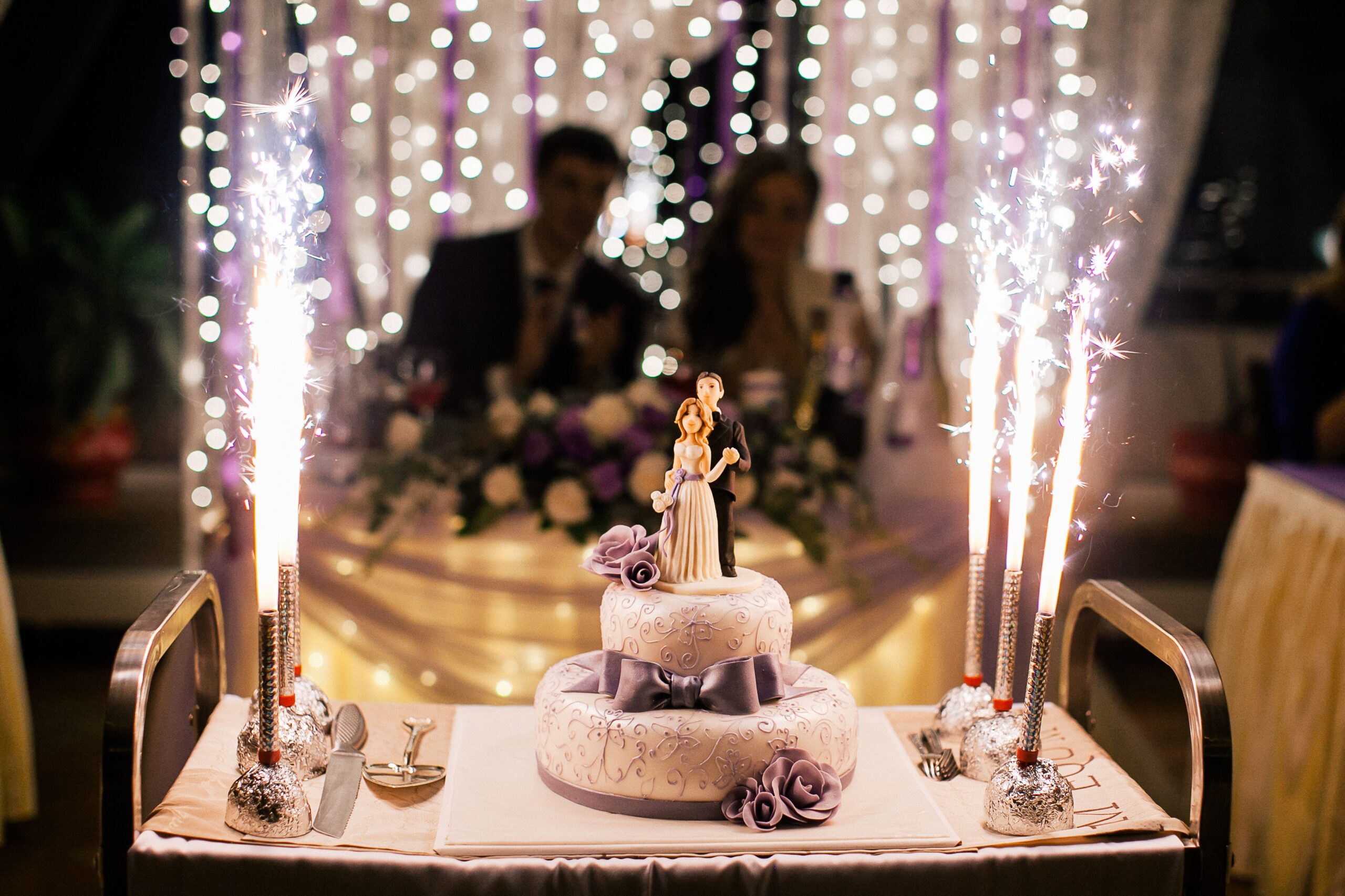menyasszonyi torta tűzij&aacute;t&eacute;kkal